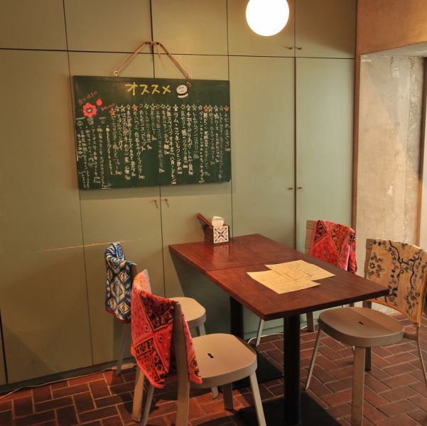 大型宴会対応の広々としたレイアウトが自慢。開放感あふれるガラス張りの空間になっているので、多人数でみんなでワイワイできる宴会やパーティにも最適です！自然光が差し込む明るい室内は、友人同士やカップル、ファミリーとの賑やかな時間をさらに華やかに彩ります。様々な集まりにぴったりのロケーションです◎