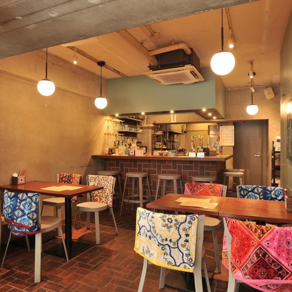 テーブル席やカウンター席は2～4名様の少人数でのご利用に最適◎開放的でありながらプライベート感のある空間が広がります。ワイワイ楽しいにぎやかであったかい空間で、気の知れた仲間たちとの自然な会話を楽しむひとときをお約束◎大人数でのご宴会等もぜひお気軽にご相談ください！