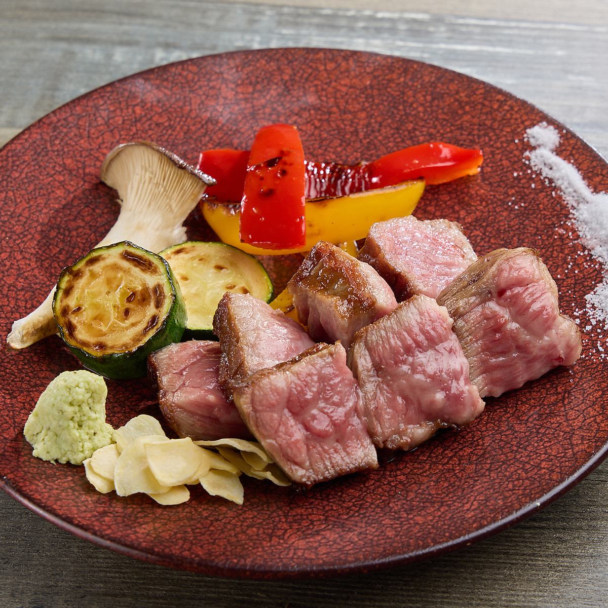 一度も冷凍していない生タンを鉄板で焼き上げた名物料理♪