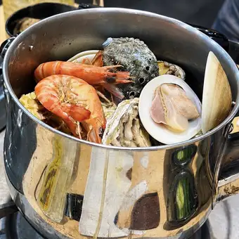 Mixed Kettle-Roasted Dish, Japanese Style ~Enhancing the Ingredients with Japanese Dashi Broth and Finished with Sake~
