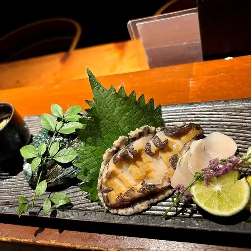 Sashimi of live abalone
