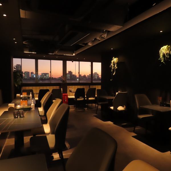 広々とした店内は、落ち着いたソファー席が自慢。ゆったりくつろげる空間で、大切な人との会話を楽しめます。居心地の良さを追求し、訪れるたびにほっとするような雰囲気を演出しました。デートや女子会など、特別なひとときにぴったりの場所です。