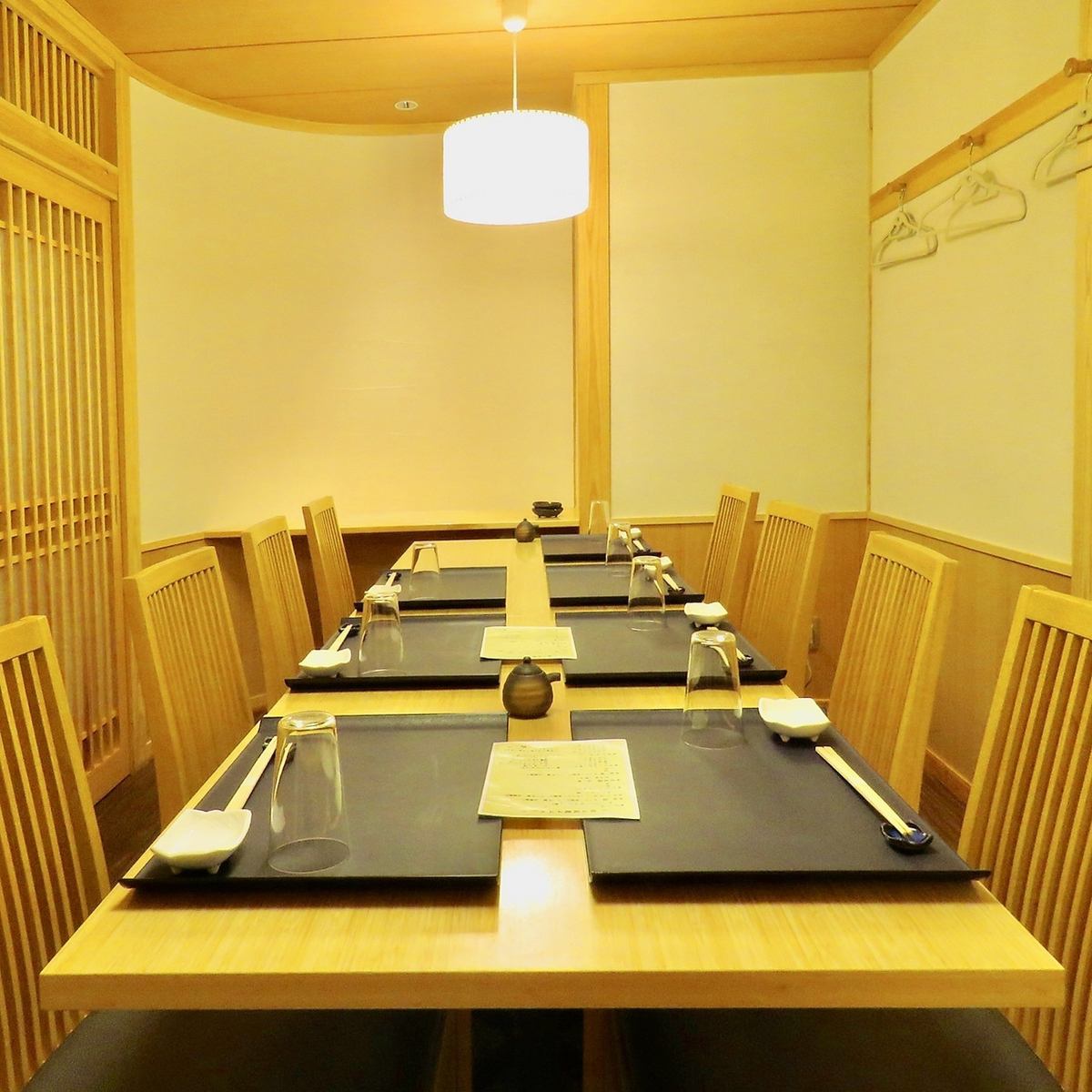 We have private rooms that are perfect for sudden entertainment and lunch meetings.