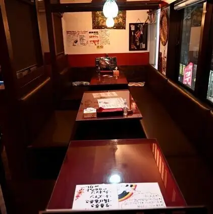 周囲の視線を遮りながらプライベートなひとときを楽しめる、居心地の良い半個室のお席です。少人数での女子会や、親しいお仲間とのプライベートなご宴会などに最適。エキゾチックで落ち着いた独特の空間演出が、本格アジア料理を囲む特別なディナータイムをさらに華やかに盛り上げます☆