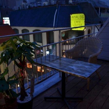 There is a pleasant private terrace.It is a cafe & dining bar with a magical atmosphere that makes you forget the bustle of Shinjuku.