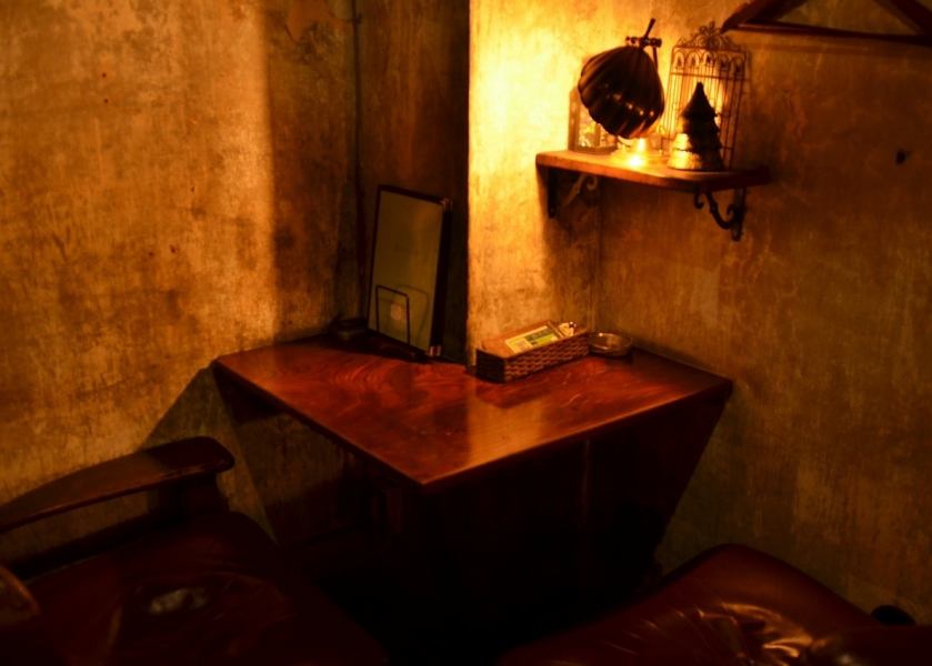 【新宿駅徒歩5分(新宿三丁目駅徒歩1分)】新宿の各駅からすぐの好立地。新宿の喧騒の中にある隠れ家的カフェ＆ダイニングバー。喧騒から離れ、自分だけの時間を過ごしたいお一人様にもおすすめです。カウンター席(ソファ席)もご用意しております。