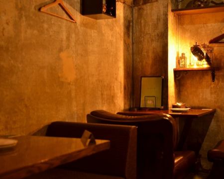 ランチはご友人と、ディナーは恋人と・・・など、様々なシーンにぴったりのカフェ＆ダイニングバー。目でも楽しめるインテリアはこだわりの一つです。