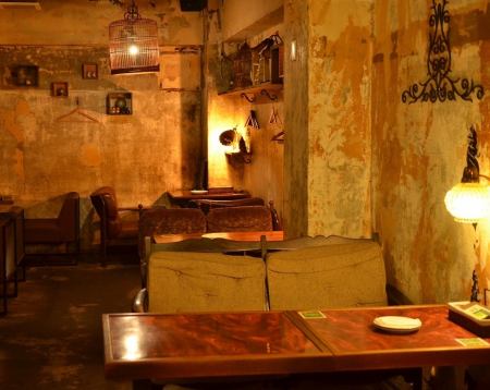 少人数から半貸切10名様～、貸切40名様～100名様までと、様々なシーンにご利用できます。カフェとしてゆったり過ごすのも◎、パーティーで盛り上がるも◎