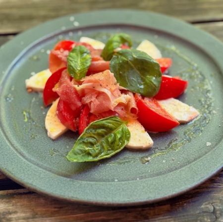 北海道モッツァレラとフルーツトマトのカプレーゼ