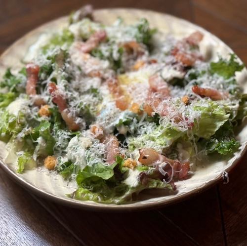 自家製パンチェッタと温泉卵のシーザーサラダ