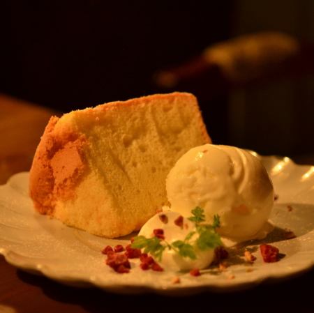 マスカルポーネホイップとジャージーアイスのシフォンケーキ