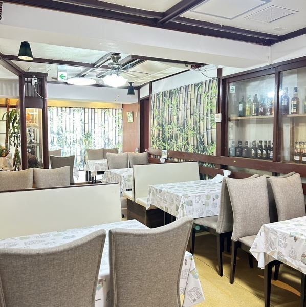 白を基調とした明るく清潔感のある店内は、カジュアルながら落ち着きのある空間。テーブル席のため、お一人様からグループまでゆったりとお過ごしいただけます。ランチのひとときはもちろん、ディナーやちょっとした集まり、ご家族でのお食事やご友人とのおしゃべりにもぴったり。本格インド料理を是非ご堪能ください。