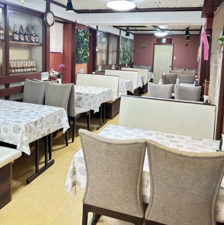 テーブル席は、2名様～グループまで柔軟にご利用OK！ご家族でのお食事や、友人同士の集まり、ちょっとした宴会にもぴったりです。明るく落ち着いた空間で、インド料理を囲みながら楽しいひとときをお過ごしください。