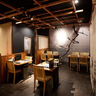 当店の4名様用テーブル席は、木目を基調とした落ち着いた雰囲気。漁船に使われるライトがムードを演出し、心地よい空間で美味しい料理を楽しむことができます。友人やご家族との特別な時間を、ぜひこの席でお過ごしください。