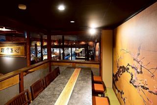 当店のオープンカウンター席では、目の前で調理される新鮮な海の幸を楽しむことができます。カウンター席は7席ご用意しており、料理人の技を間近で見ることができるため、食事の楽しみが一層深まります。新鮮な食材の香りと共に、心温まるひとときをお過ごしいただける空間をご用意しております。