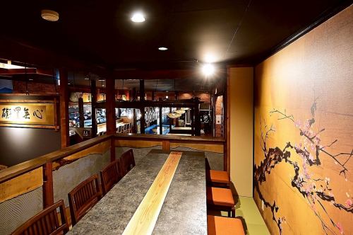 当店のオープンカウンター席では、目の前で調理される新鮮な海の幸を楽しむことができます。カウンター席は7席ご用意しており、料理人の技を間近で見ることができるため、食事の楽しみが一層深まります。新鮮な食材の香りと共に、心温まるひとときをお過ごしいただける空間をご用意しております。