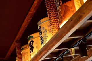7席あるカウンター席は、お一人様や同僚、仲間とのサク飲みや本格的なお食事に最適です。お二人の距離が近く、会話と食事を心ゆくまで堪能できる空間が広がっています。仕事終わりのひとときを、ぜひこの特別な席でお過ごしください。