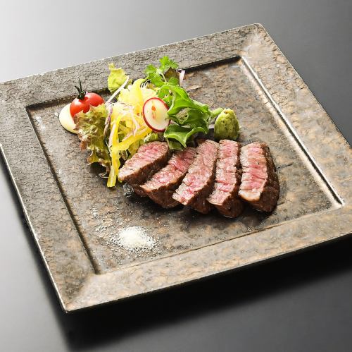 ◆地元函館の大沼黒牛を使用した至極の逸品◆和牛A5イチボ炭火焼 2410円（税込）
