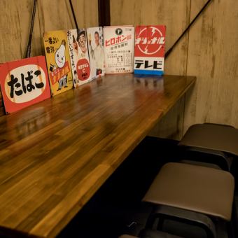 お一人様用のお席は6席ご用意しています。さらに立ち飲みが可能なスペースでは10人までご利用いただくことができます。おいしい料理とお酒をリーズナブルな価格で楽しみたい際は当店にお越しください！