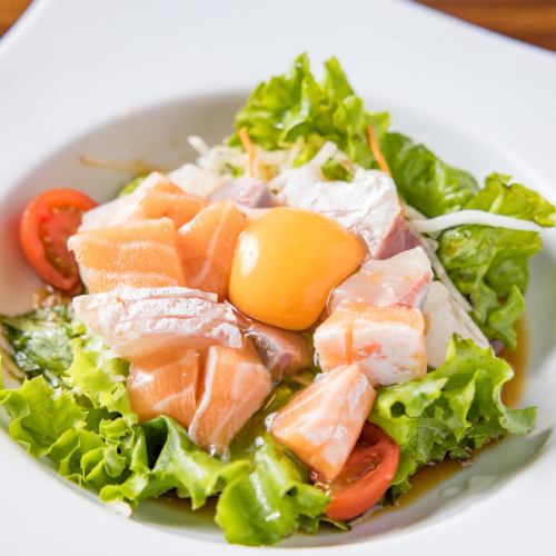 サーモンと旬彩のサラダ