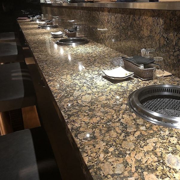 We also have counter seats where you can feel free to stop by even if you are alone.The table is spacious, so each person can enjoy a leisurely meal.Since you can sit side by side, it is also recommended when you want to have a leisurely conversation with friends or couples.