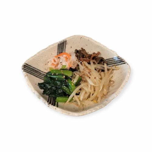 Assorted namul (bean sprouts, komatsuna, bracken fern, daikon radish)