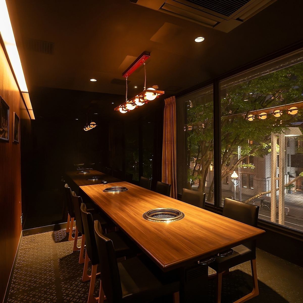 The chic and tranquil atmosphere makes it ideal for business meetings, dinners, and other formal occasions.
