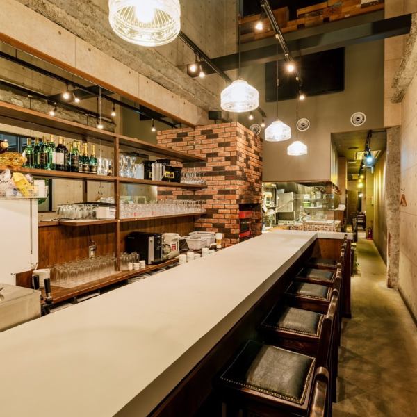 [Recommended for a date in Ozone] We have counter seats that are recommended for a quick drink after work or a casual date.In a lively space, enjoy over 60 types of exquisite dishes, including authentic Neapolitan pizza and tapas that go perfectly with wine.We only accept reservations for same-day seating!