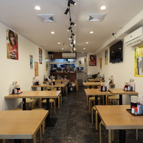 【ワイワイと賑やかな雰囲気が魅力の当店は、活気あふれる空間で楽しい時間をお過ごしいただけます】広々とした店内は、大人数での宴会に最適です◎貸切も承っており、最大30名様までご利用いただけますので、会社の歓送迎会や打ち上げ、各種パーティーにもぴったり。みんなで盛り上がりましょう！