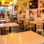 【ワイワイと賑やかな雰囲気が魅力の当店は、活気あふれる空間で楽しい時間をお過ごしいただけます】広々とした店内は、大人数での宴会に最適です◎貸切も承っており、最大30名様までご利用いただけますので、会社の歓送迎会や打ち上げ、各種パーティーにもぴったり。みんなで盛り上がりましょう!