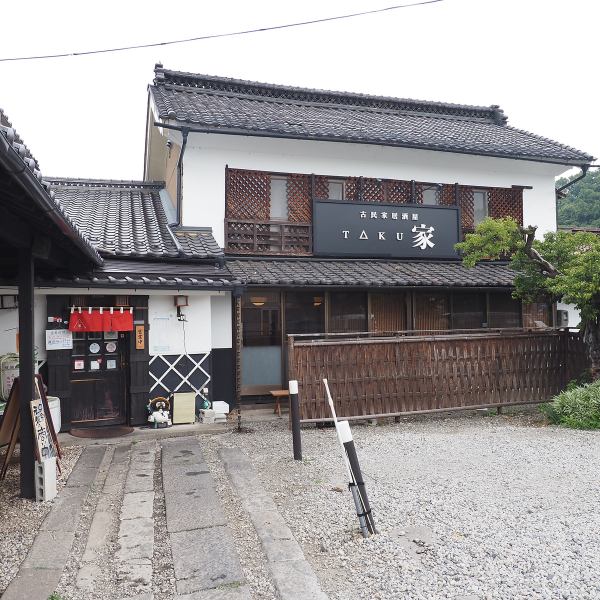 【心地よい空間でくつろぎを】築100年の古民家の趣をそのままに感じていただける、どこか懐かしいような居心地の良い空間のお店です◎カウンターからお座敷まで様々なシーンでご利用いただけるので、会社帰りの一杯や飲み会にぜひ！お一人様やご家族連れの方もお食事をお楽しみいただけます★