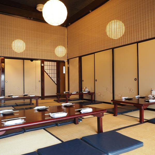 【二階はゆっくりくつろげるお座敷席！】15名～20名で貸し切り可能なお座敷席を完備！会社仲間や友人とのご宴会、二次会にいかがですか？ご予算に合わせて選べるご宴会に最適なコース料理を多彩にご提供しており、酒屋のオーナーこだわりのお酒もバラエティー豊かに取り揃えています◎