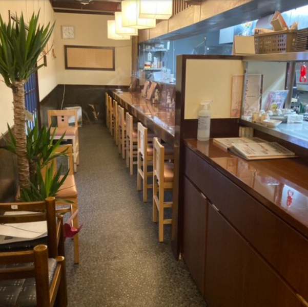 【カウンター席は9席ご用意】カウンター席はお一人様のお食事やサク飲みにピッタリ！美味しいお料理とお酒を楽しみながら、リラックスした時間をお過ごしください♪また、隣り合って座れるので、ご友人とのサシ飲みやデートなどにもお使いいただけます☆ご利用人数に合ったお席にご案内！