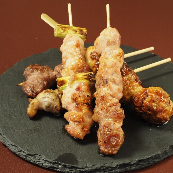 【焼き鳥盛り合わせ】店内で丁寧に手打ちしている自慢の焼き鳥！