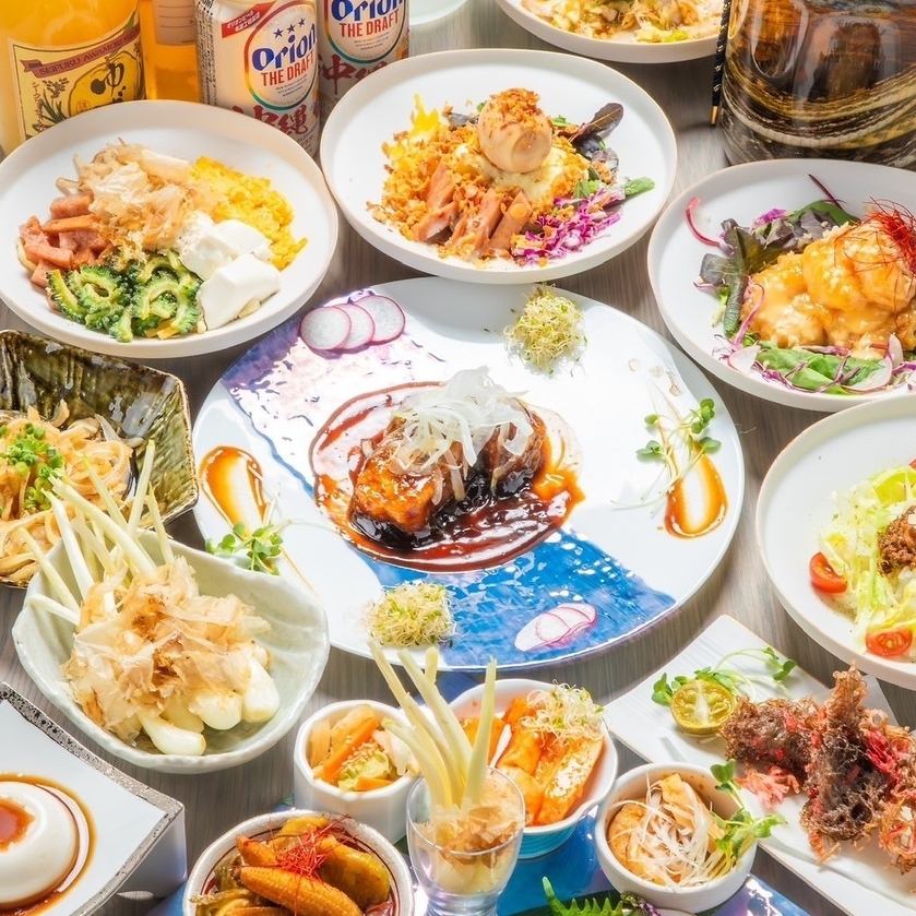 오키나와 식재료를 사용한 창작 요리를 점심으로 즐긴다.