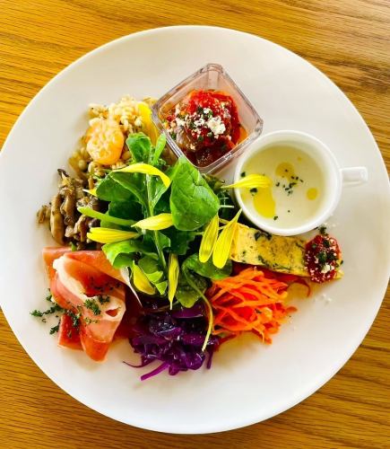 [Enjoy a variety of flavors with the chef's recommended deli platter◇] DELI lunch 1,430 yen (tax included)