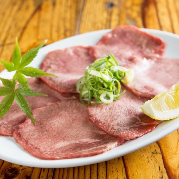 [A classic charcoal-grilled yakiniku dish] Premium salted tongue 1,200 yen (tax included)