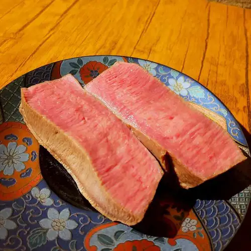 두꺼운 송아지 숯불 구이