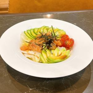 サーモンとアボカドのサラダ