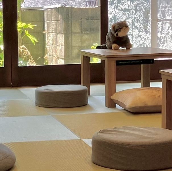 【宴会にも◎座敷席あります】OPEN～22時までは猫ちゃんがいます！人気のお席なのでご予約はお早めに！ゆったりくつろげて広々した空間ですので、お仕事仲間やお友達同士の飲み会だけでなく、ご家族でのお食事にも大人気です！貸切も大歓迎ですのでお気軽にご相談ください。