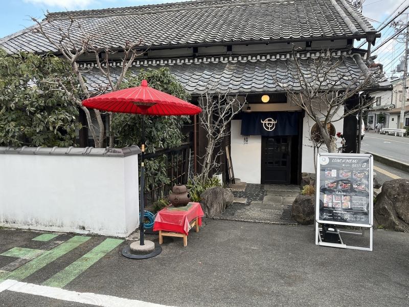 It's about a 6-minute walk from the exit of Uneba Goryo-mae Station on the Kintetsu Kashihara Line!The landmark is an old folk house with a majestic appearance and Yui's commitment to detail.Also, we have a parking lot, so couples and families alike can visit. Available!