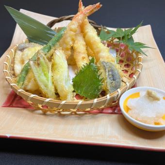 Assorted mountain and sea tempura