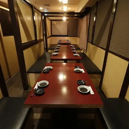<p>最大180名様までの貸切宴会も可能です。団体様でお店を貸し切って周りを気にせずお客様だけの空間でお楽しみいただけます。下見も承ってますのでお気軽にお問い合わせくださいませ。各種宴会にお得なクーポンも多数ご用意してますのでぜひご利用ください。</p>