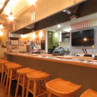 厨房周围有8个吧台座位！在宽敞的空间里可以尽情享受烤肉！