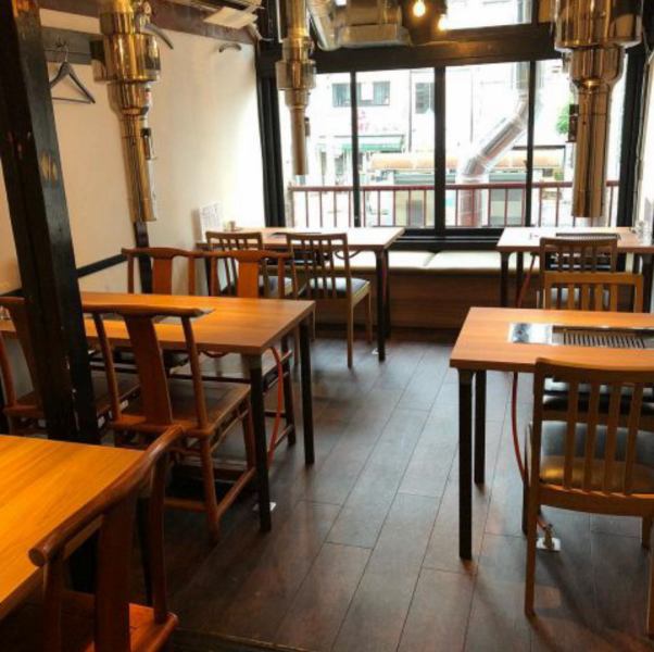 [2F] There are three tables for four people and two tables for two people on the 2nd floor.The interior of the store has a homey atmosphere.It can be used in a variety of situations.