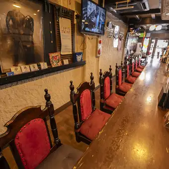 お一人様でのランチやサクッと一人飲みはもちろん、カップルのデート利用にも♪目の前で繰り広げられる調理のライブ感とともに、出来立て熱々の中華を堪能できます。お仕事帰りのちょい飲みやご友人との二次会、記念日ディナーの普段使いなど、日常のあらゆるシーンで気軽にお立ち寄りください♪