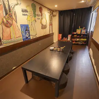 ご家族でのご飲食や、お子様連れのママ会・女子会に人気！ゆったり足を伸ばしてくつろげるプライベート感満点の空間です。ご友人との飲み会や小さなお子様がいるご家庭のお食事にも安心してご利用いただけます。おもちゃのご用意もあり、誕生日や記念日のお祝いもファミリーで気兼ねなくお楽しみいただけます♪