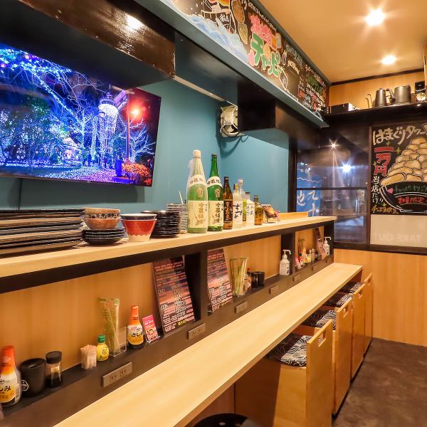 ここはカウンター席がメインのお店で、アットホームな雰囲気が漂います。店主が親しみを持ってお出迎えしてくれるので、初めての方でもリラックスして楽しめます☆料理を味わうだけでなく、店主との会話も楽しむことができ、心温まるひとときを過ごせます♪
