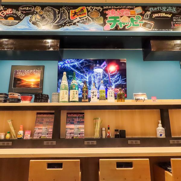 楽しい会話を楽しむための真ん中のカウンター席と、静かに食事を楽しむための端の席があります。店主とのおしゃべりが弾むカウンターでは、料理を待つ間も楽しいひとときを過ごせます♪一方で、端の席では落ち着いた雰囲気の中で、ゆっくりと味わうことができます★