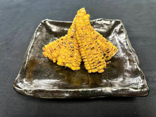 烤玉米、黄油和酱油